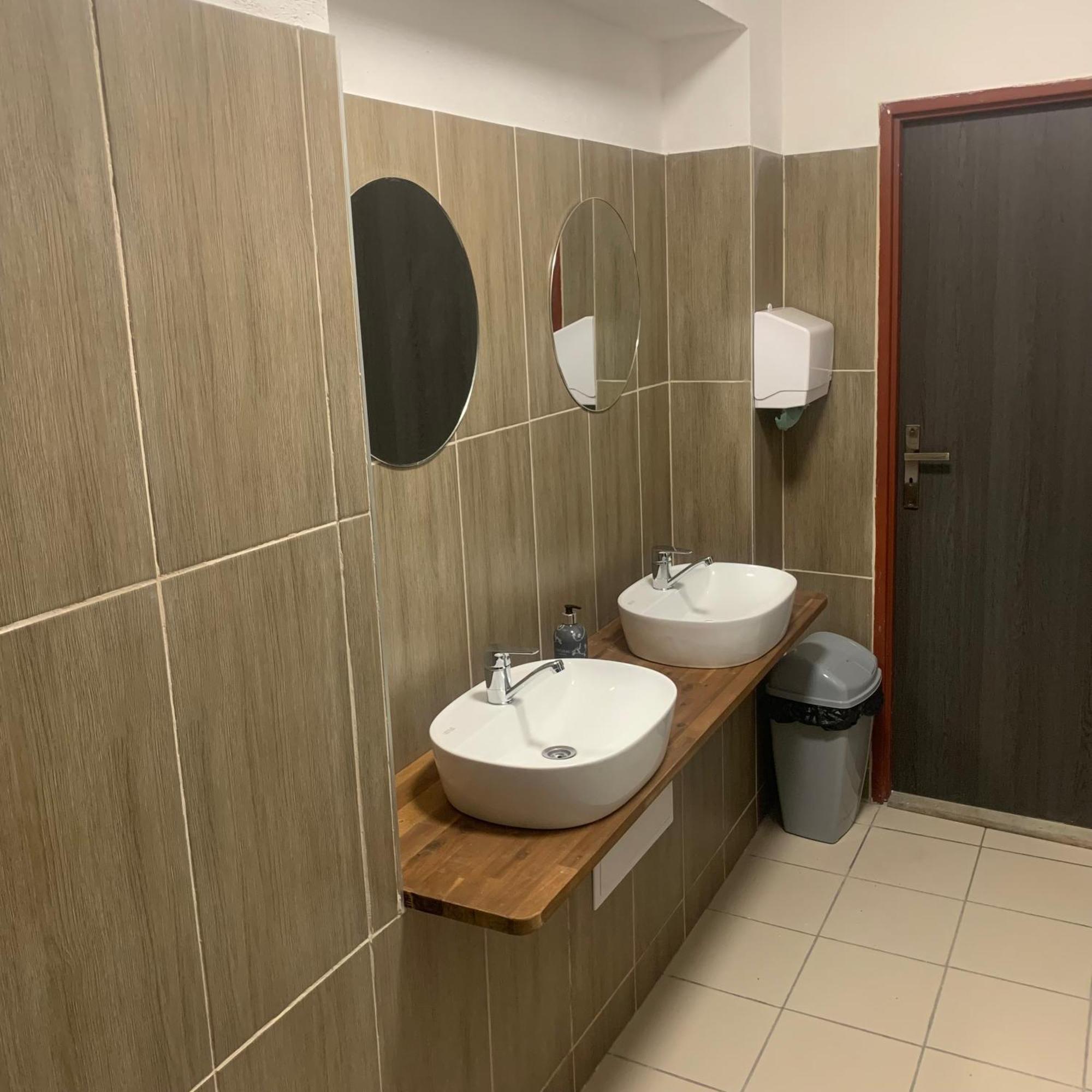 Hostal Zu Hause Vrbov Exterior foto